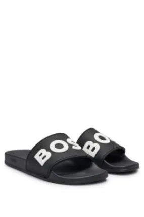 Chanclas con logo en relieve fabricadas en Italia